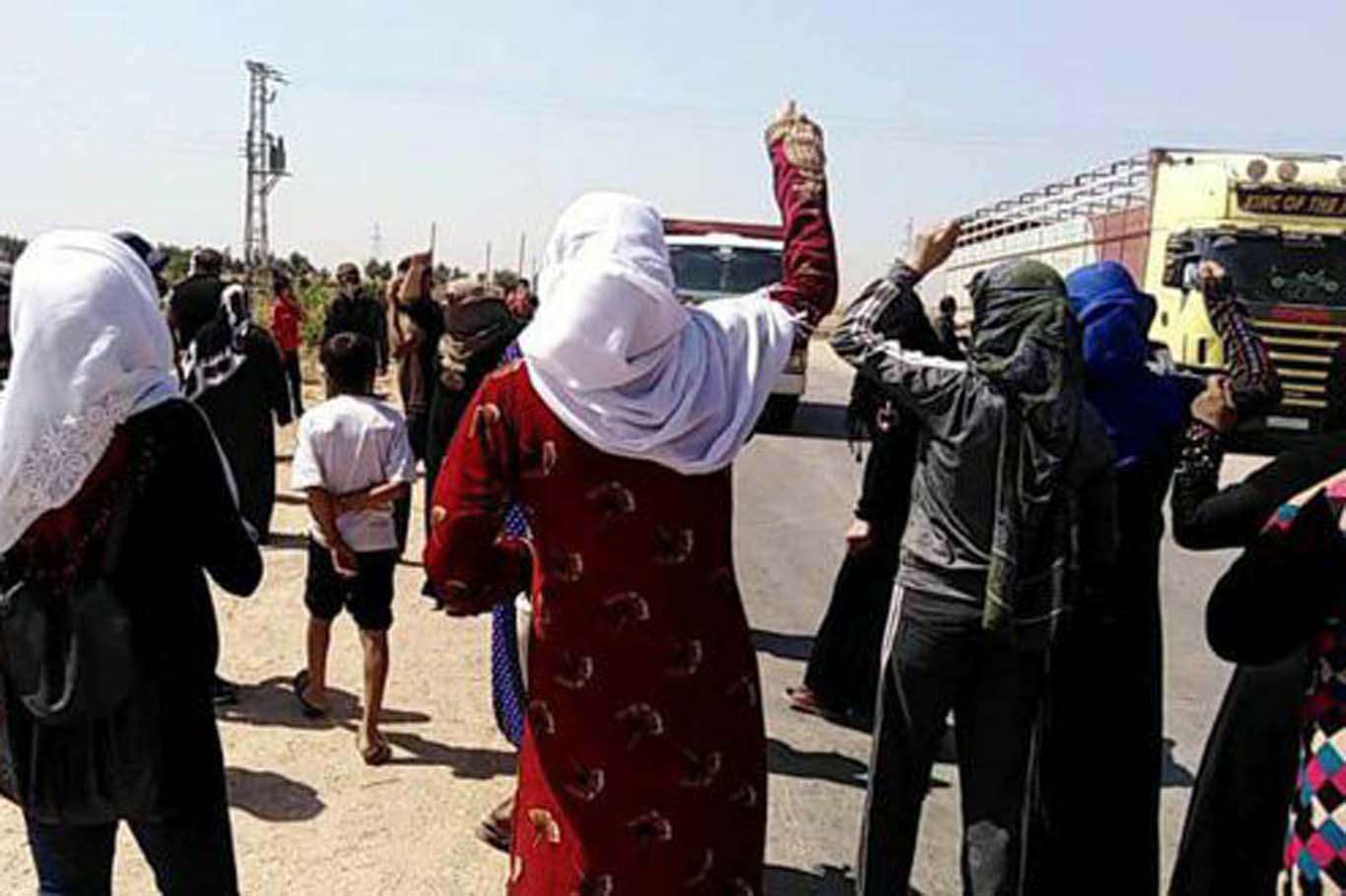 Suriyeli Kürdlerden PKK/YPG'ye tepki: Kızlarımızı zorla silah altına alıyorlar Suriyeli Kürdlerden PKK/YPG'ye tepki: Kızlarımızı zorla silah altına alıyorlar